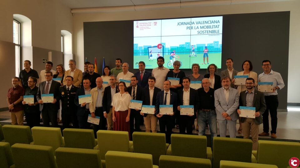 Lalcalde recull el premi autonòmic per la construcció de leix per a ciclistes i vianants