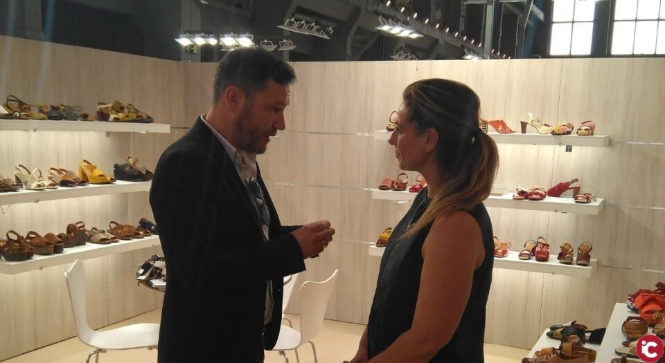 PP ELDA: Fran Muñoz visita el Showroom de Momad para apoyar al calzado eldense