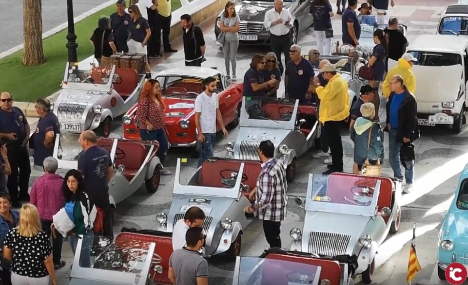 Una veintena de microcoches de mitad del siglo pasado llegaron a Petrer como parte de la Ruta Levantina