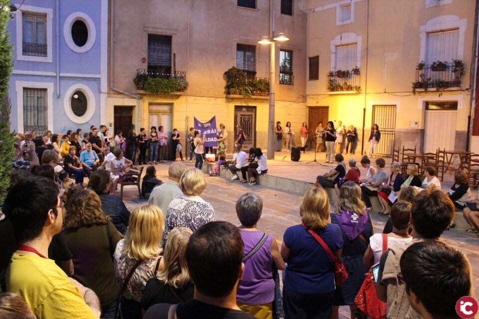 Villena se tiñe de violeta por la concentración del 20S