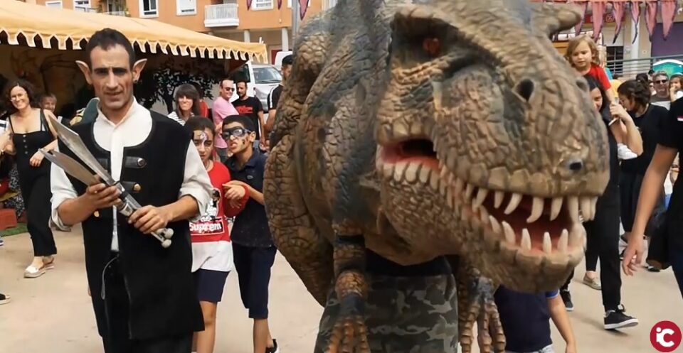 Petrer se traslada al jurásico con un novedoso mercado en el que hay actividades de ocio y réplicas de dinosaurios