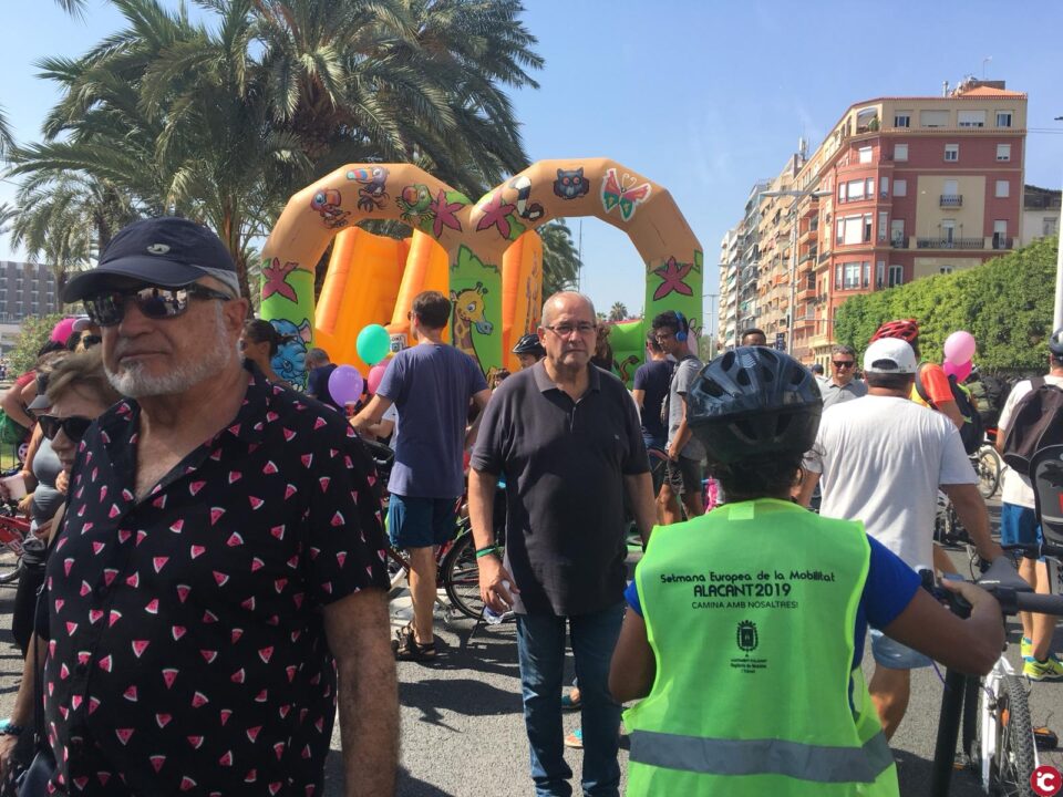 Miles de personas disfrutan de la Ciclovía del litoral de Alicante en el inicio de la Semana Europea de la Movilidad