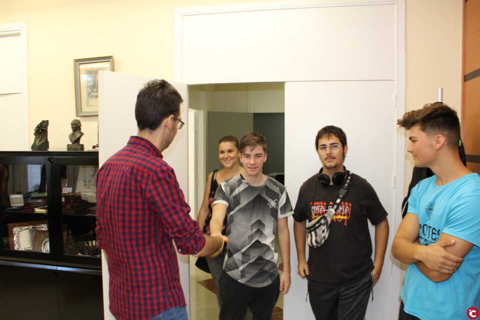 El alcalde recibe a los jóvenes del programa Jove Oportunitat