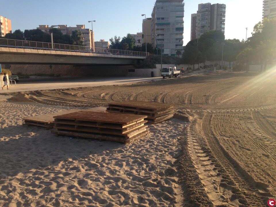 El Ayuntamiento recupera la playa de la Albufereta en la desembocadura del Juncaret que vuelve a su estado habitual