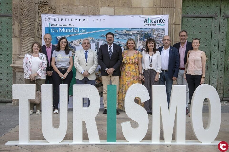 La corporación municipal inicia el Día Mundial del Turismo con un acto simbólico en la Plaza del Ayuntamiento