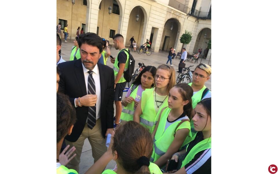 Los jóvenes de Alicante se suben a la bicicleta para ir a los centros educativos