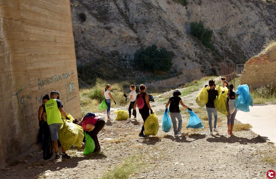 Mans al Riu congrega en el río Coscó a decenas de personas para concienciar de la importancia de no ensuciar cauces y barrancos