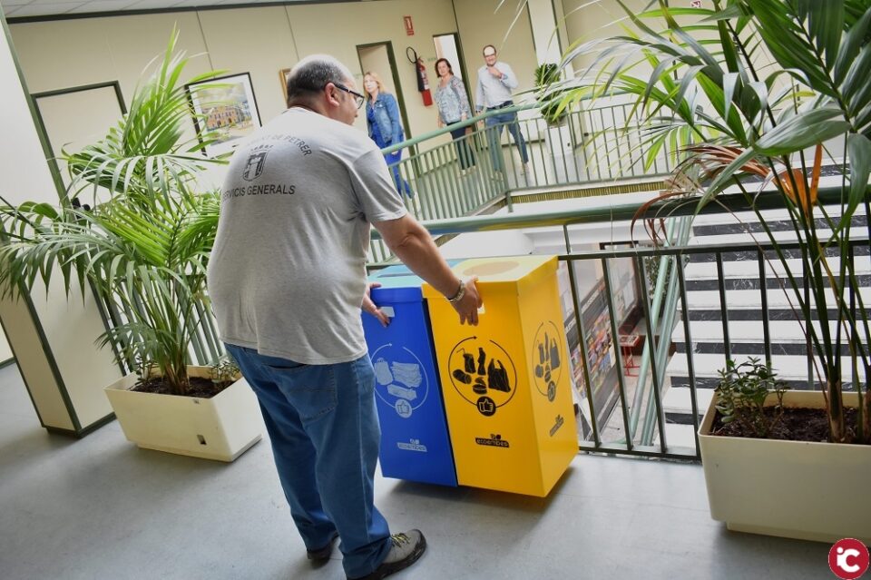 Petrer incrementa la recogida selectiva en los contenedores de papel y plástico en un 20%