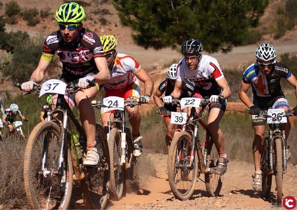 Cerca de 500 ciclistas de montaña participan en la BTT Villa de Aspe