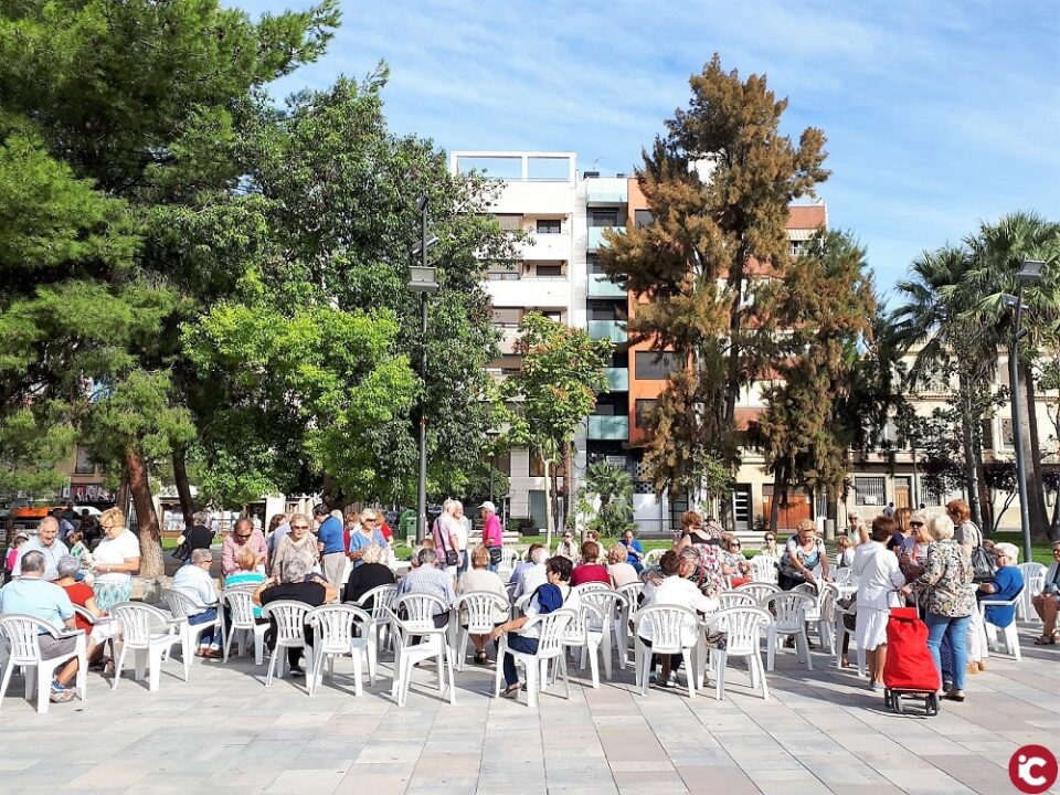La Semana de las Personas Mayores arranca con una chocolatada en la Plaza Castelar