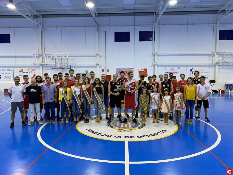 El Trofeo de fiestas de Monóvar para el equipo de baloncesto de Pinoso