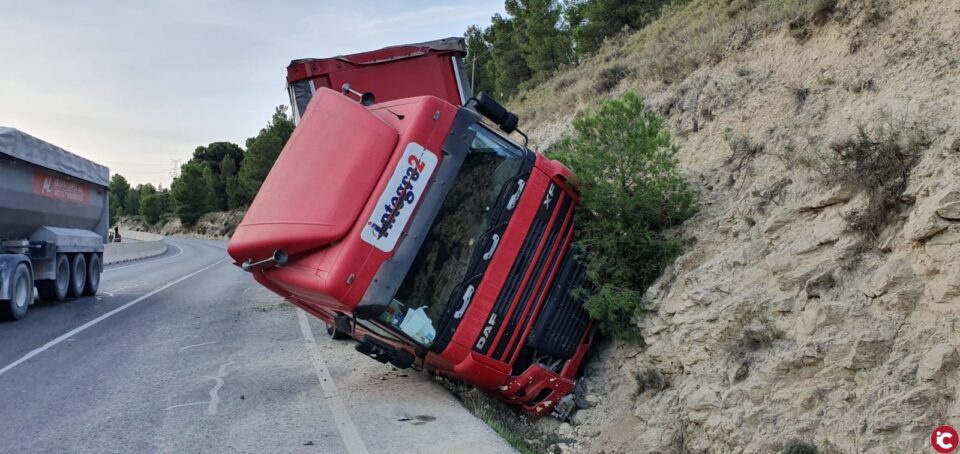 Un aparatós accident al port de Biar