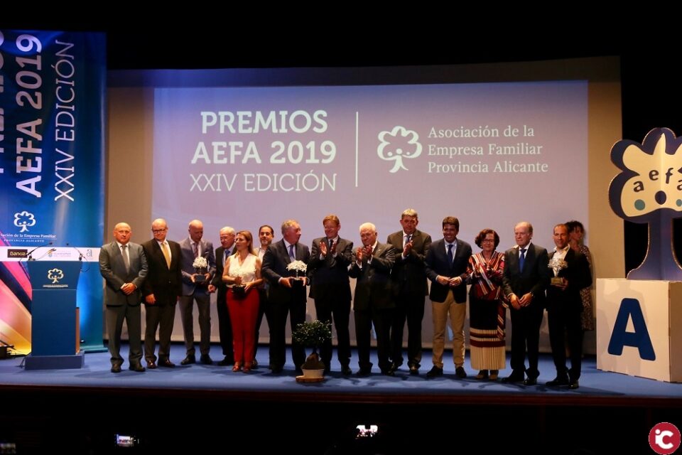 Carlos Mazón entrega al Grupo Aitana de Calp el Premio Diputación de Alicante de AEFA