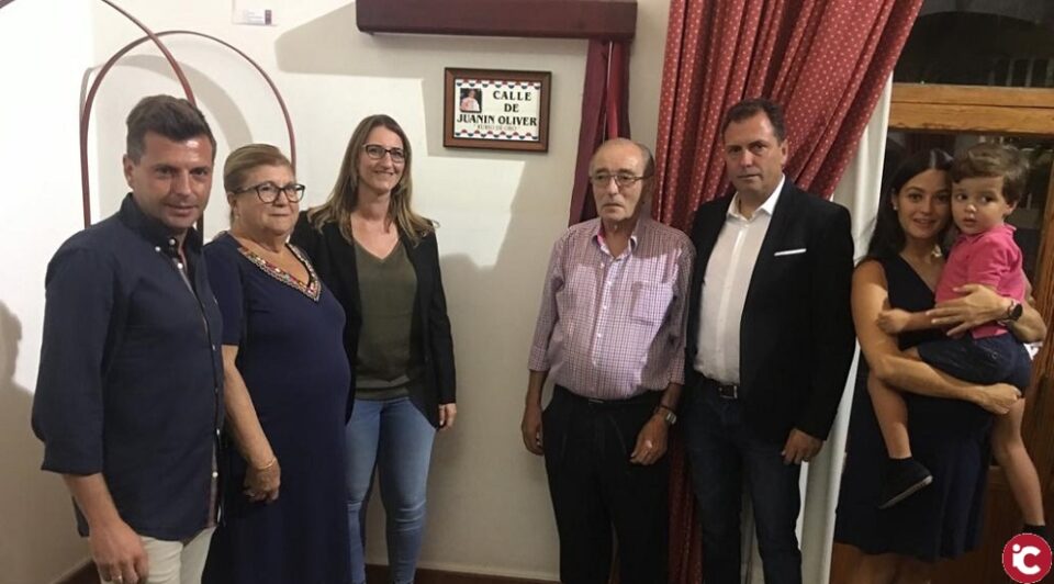 Mª Carmen de España descubre la placa que homenajea a Juanín Oliver en el Museo Taurino.