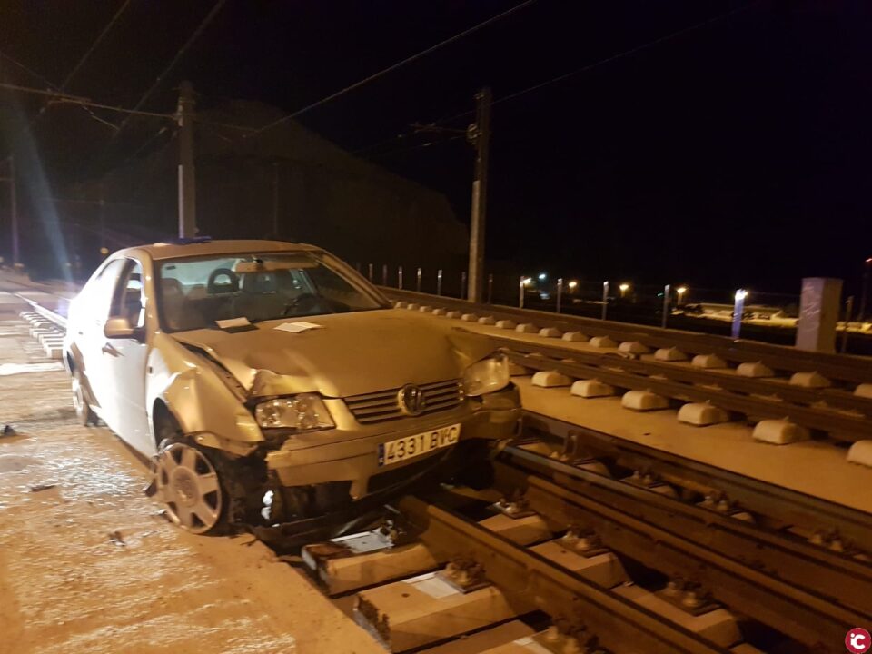 La Policía Local de Alicante localiza a una persona acusada de un presunto delito contra la seguridad vial y conducción temeraria que se dio a la fuga de madrugada tras una persecución