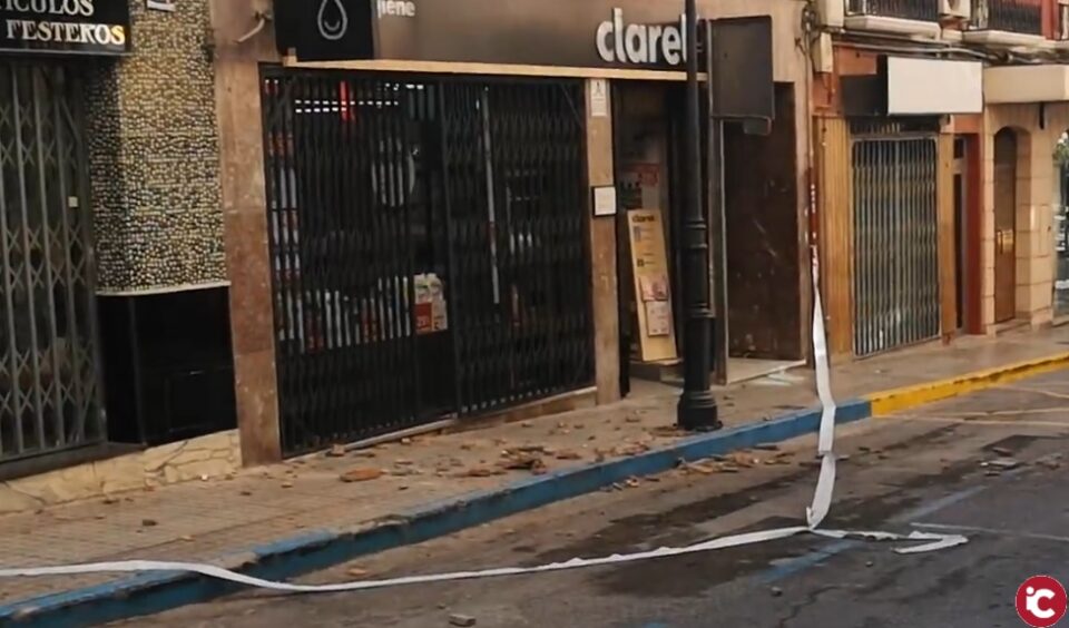 Parte de una repisa de un balcón se desplomó en la calle Juan Chaumel sin dejar heridos