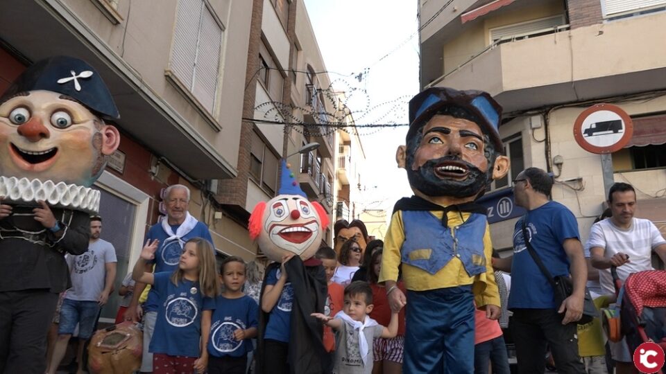 Petrer celebra el "9 d'Octubre" al ritme de dolçaines i tabals