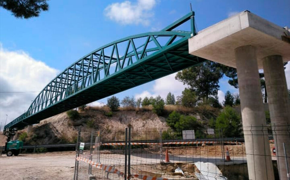 La passarel·la que uneix la Via Verda entre Alcoi i Cocentaina ja és una realitat després que el dijous passat sobrira al pas de vianants i ciclistes