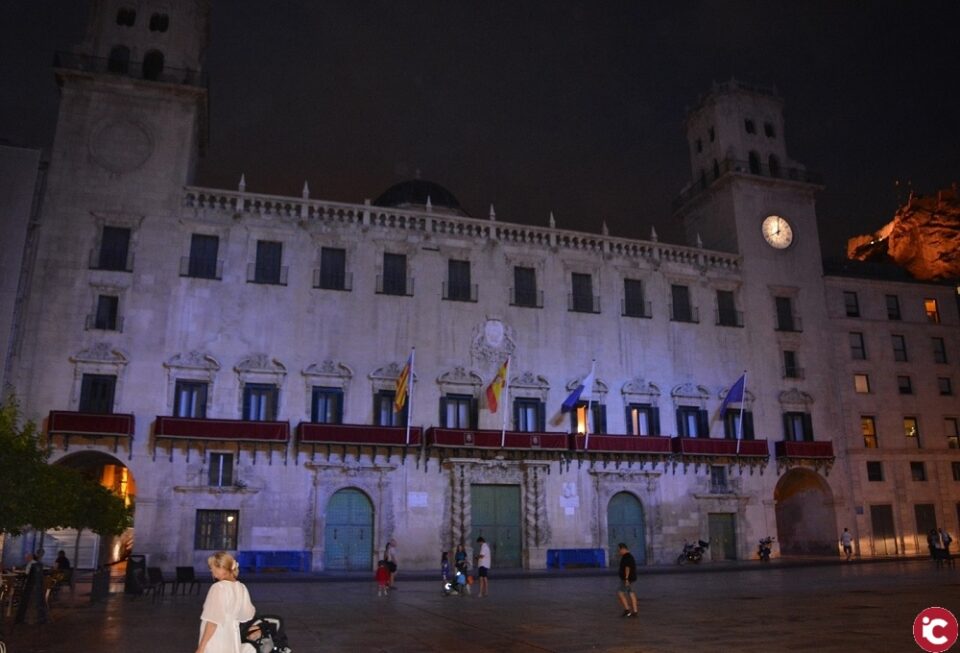 El Palacio Municipal se ilumina de azul por el Día Mundial de la Dislexia