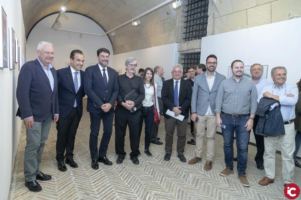 El Alcalde inaugura en el Castillo de Santa Bárbara la exposición DibujandRo."miradas desde mi tableta"