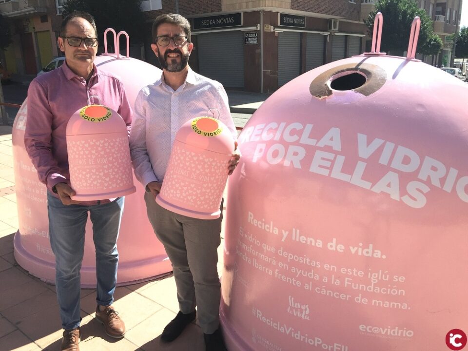 Petrer ilumina el castillo de rosa y se suma a la campaña de Ecovidrio Por ellas para visibilizar la lucha contra el cáncer de mama