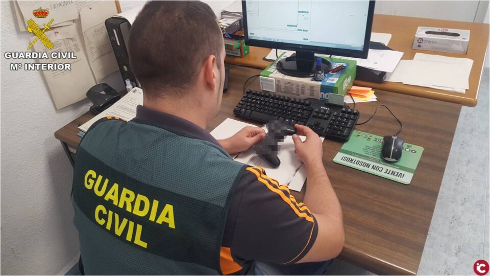 La Guardia Civil detiene en San Vicente a los presuntos autores de 40 delitos de estafa por internet