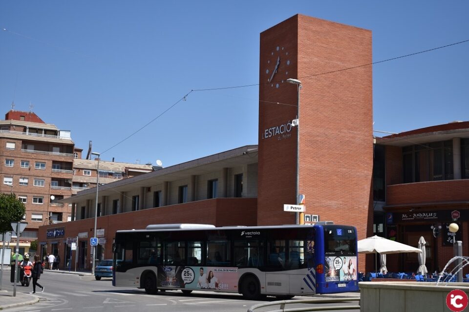 El Ayuntamiento de Petrer convoca 43 becas de transporte público de 200 euros cada una