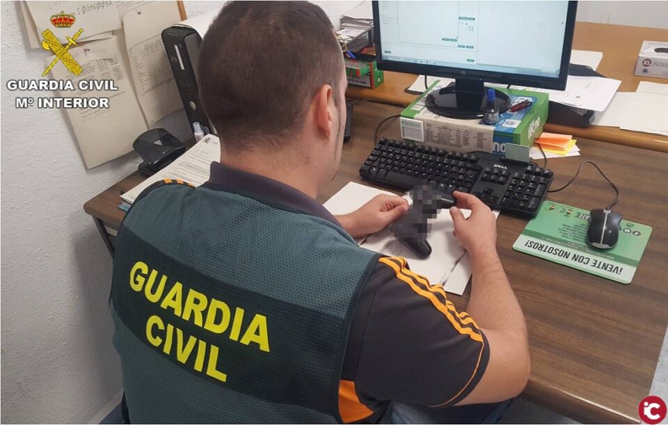 La Guardia Civil detiene en San Vicente a los presuntos autores de 40 delitos de estafa por internet