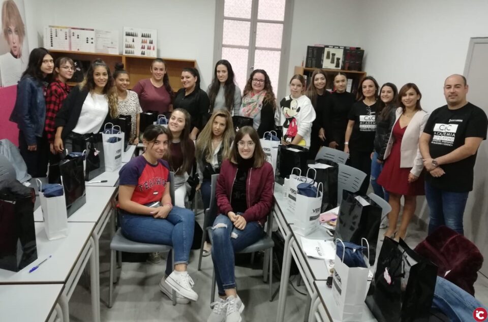 Diecinueve jóvenes están participando en el curso de Maquillaje Profesional gracias a la colaboración de Idelsa