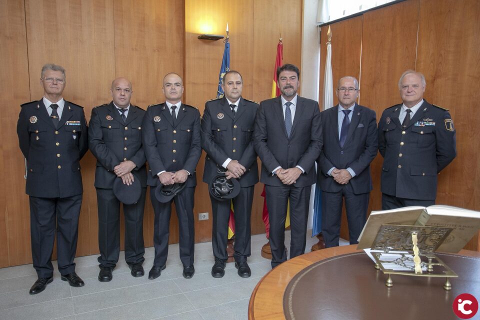 El Ayuntamiento refuerza la escala de mandos de la Policía Local de Alicante con la incorporación de un nuevo inspector y dos oficiales