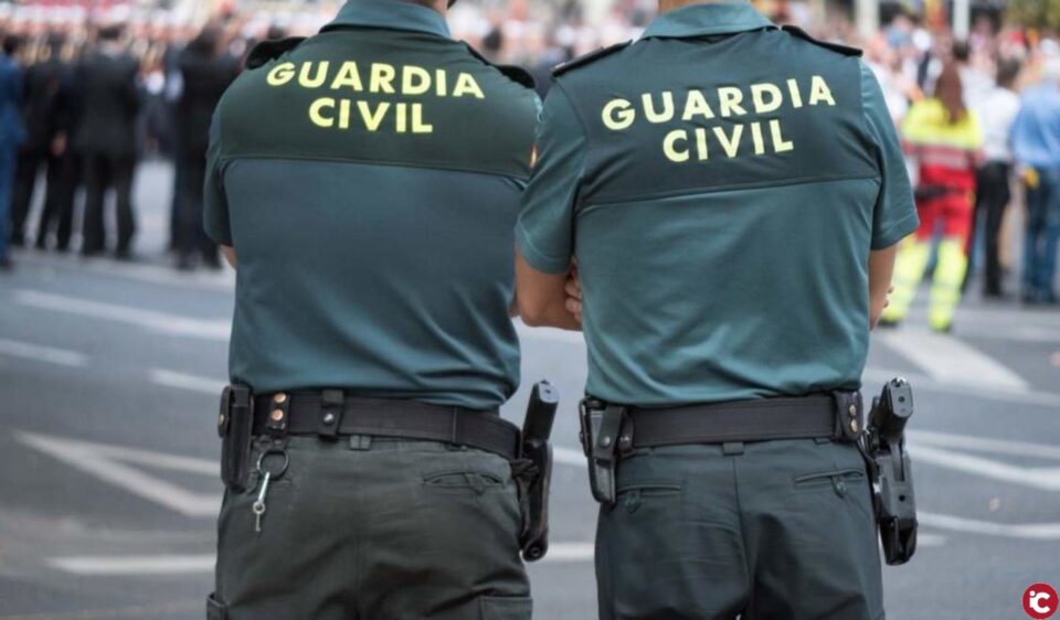 La Guardia Civil auxilia a un joven gravemente herido en las puertas de la Comandancia