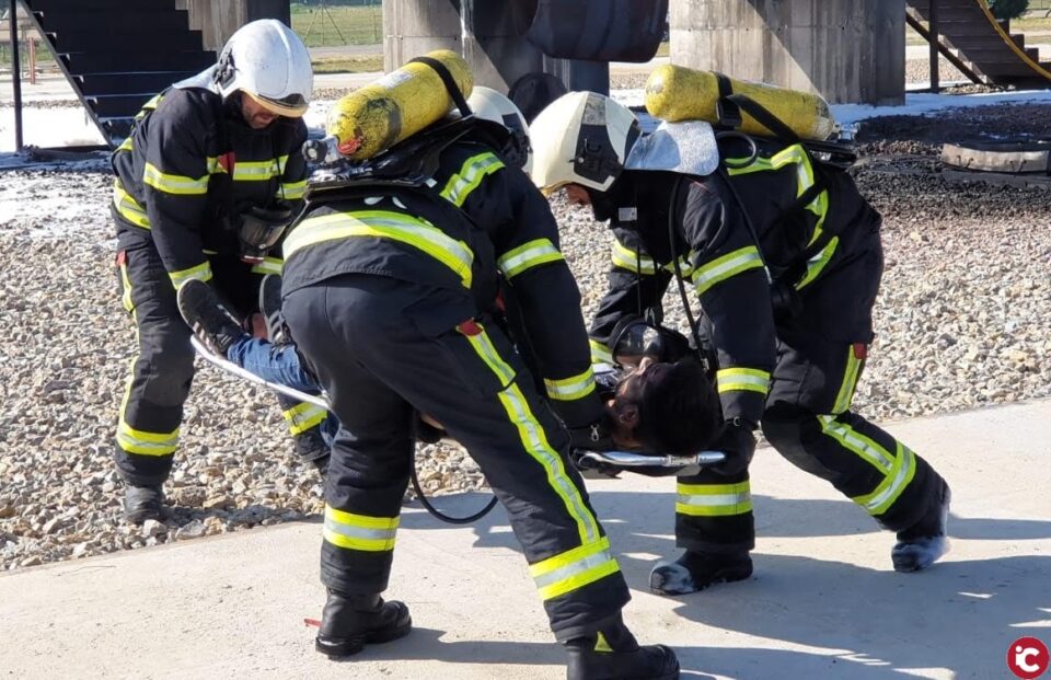 Los bomberos del SPEIS participan en el simulacro del Aeropuerto de Alicante-Elche para extinguir un incendio en el motor de una aeronave y buscar víctimas con su Unidad Canina