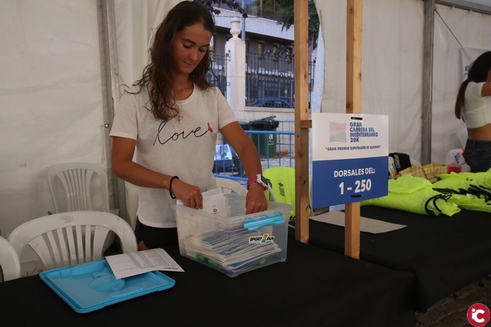 La Feria del Corredor de la II Gran Carrera del Mediterráneo abre sus puertas en los jardines del Palacio Provincial