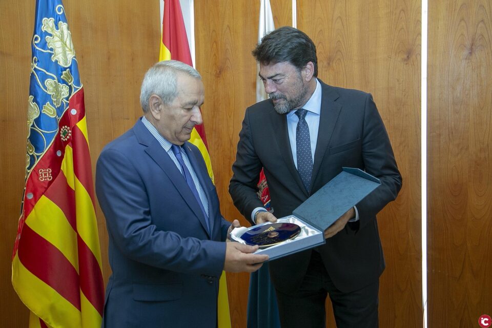 El alcalde recibe al embajador de Armenia