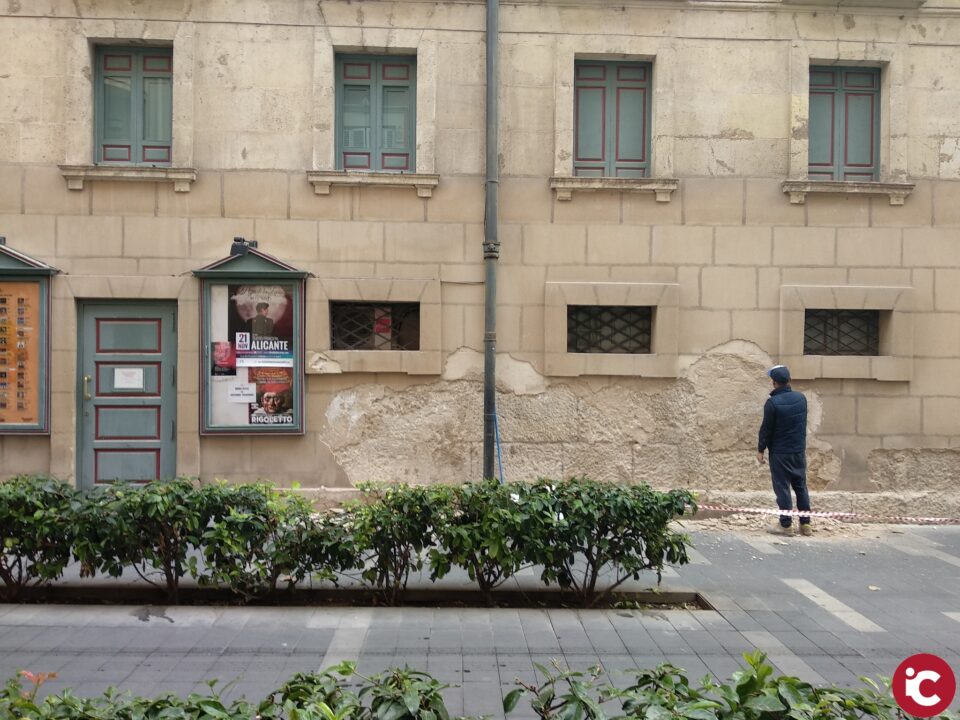 El Teatro Principal inicia su plan de mejora con la restauración de parte de su fachada