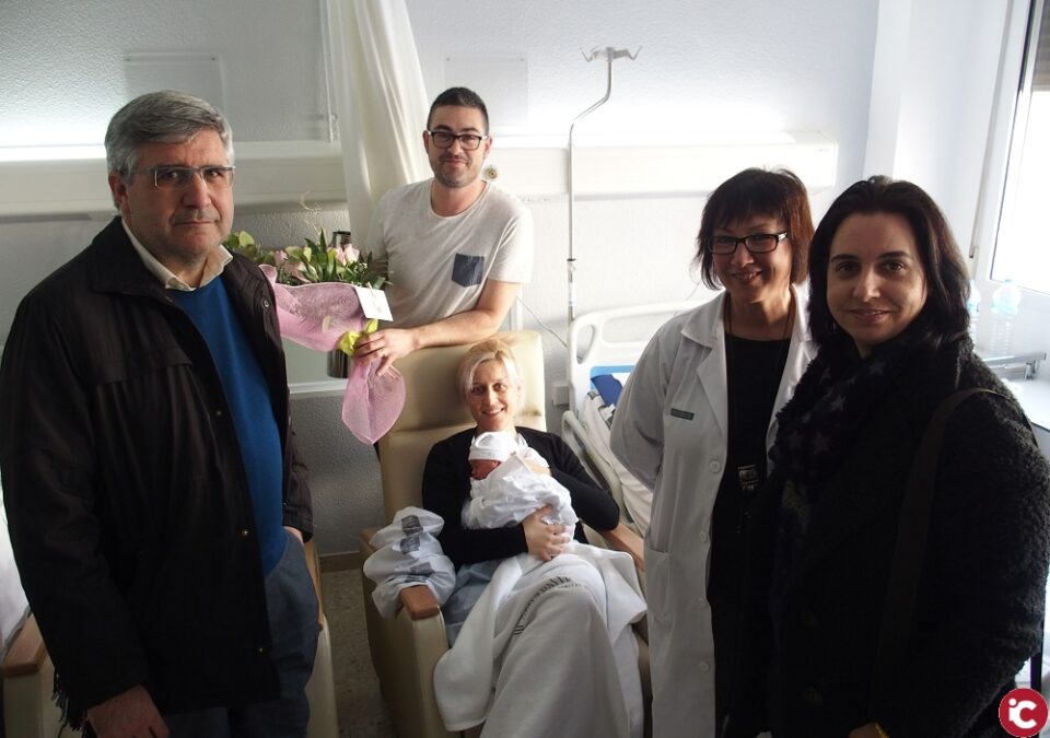 Visita al primer bebé del año en España