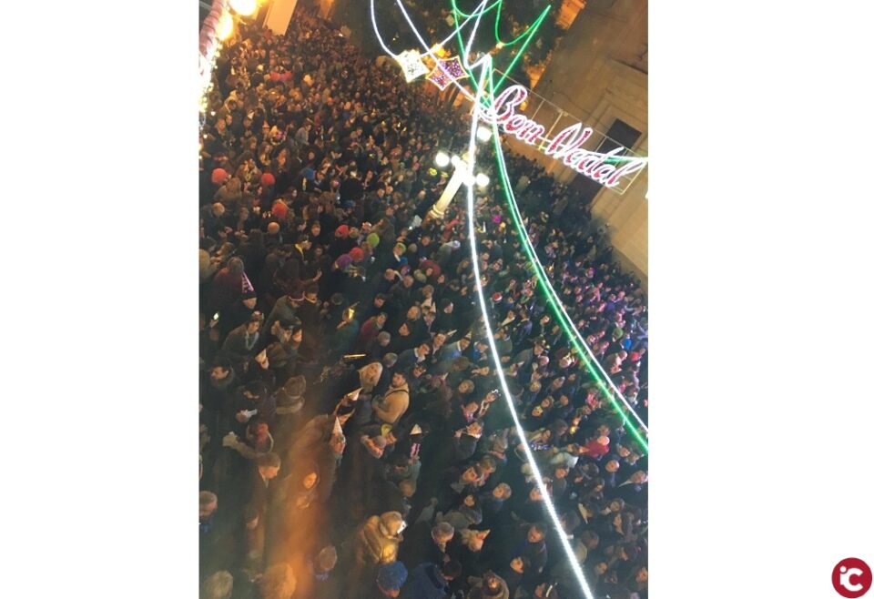 San Vicente da la bienvenida a 2020 con las tradicionales campanadas y fuegos artificiales en la plaza de España