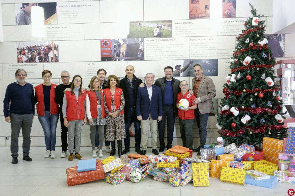 El alcalde de Alicante asiste una doble matinal solidaria en Cáritas y Cruz Roja
