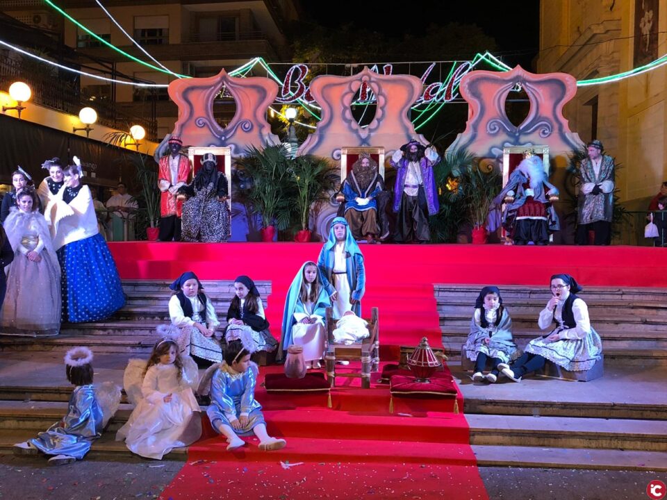 Los Reyes Magos llenan de ilusión las calles de San Vicente