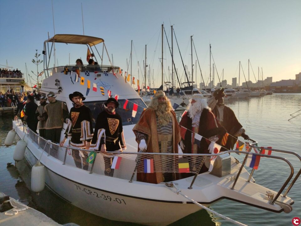 Más de 10.000 personas asisten a la Cabalgata de Reyes Magos en El Campello