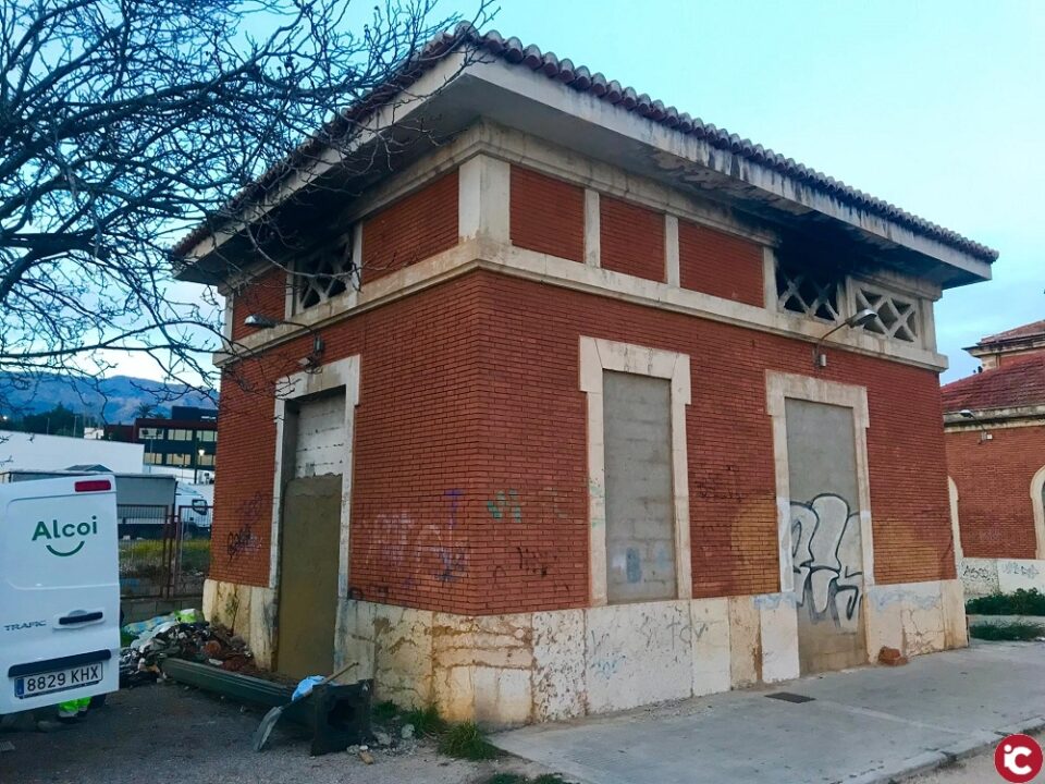 LAjuntament clausura una planta baixa de lantiga estació de tren