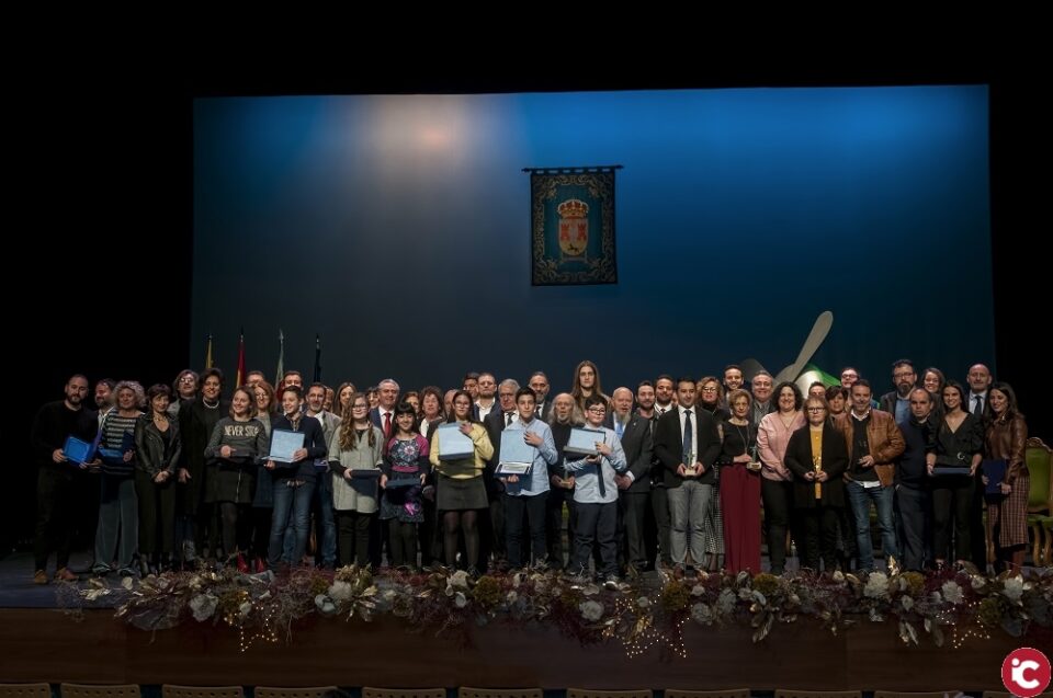 Ibi entrega sus reconocimientos en el acto institucional del día de Reyes