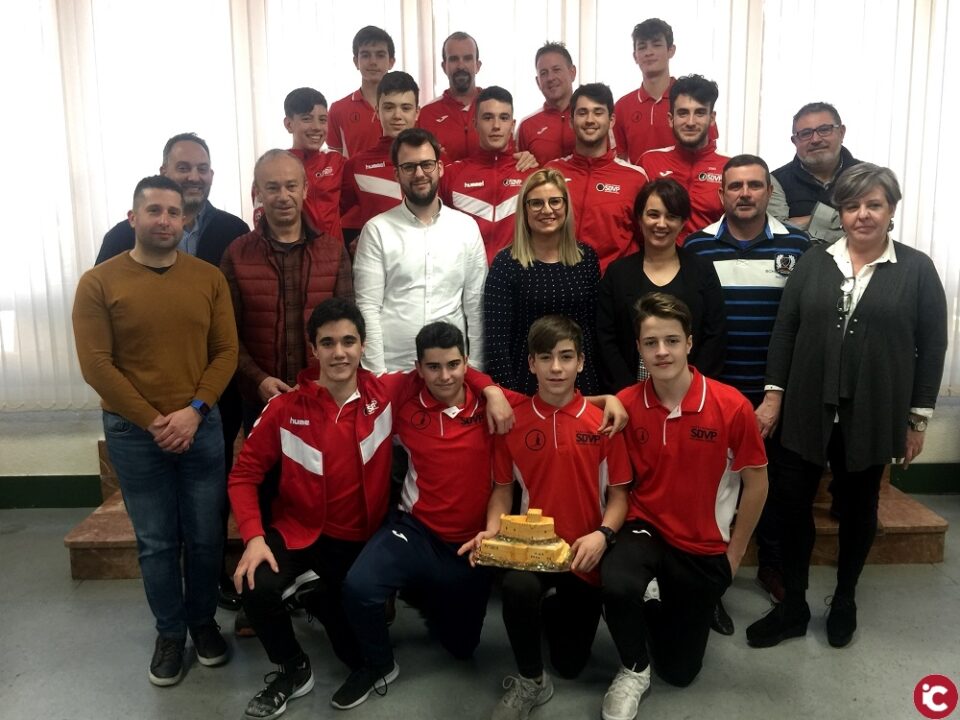 La alcaldesa de Petrer y la concejala de Deportes reciben al equipo cadete masculino del Santo Domingo Voleibol Petrer tras su reciente victoria en la Copa de España