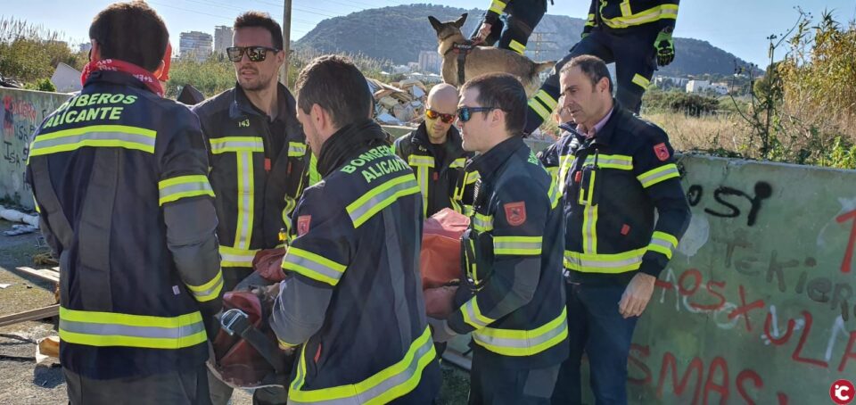La Unidad Canina de bomberos del SPEIS localiza con vida a una mujer de 70 años desaparecida en Alicante