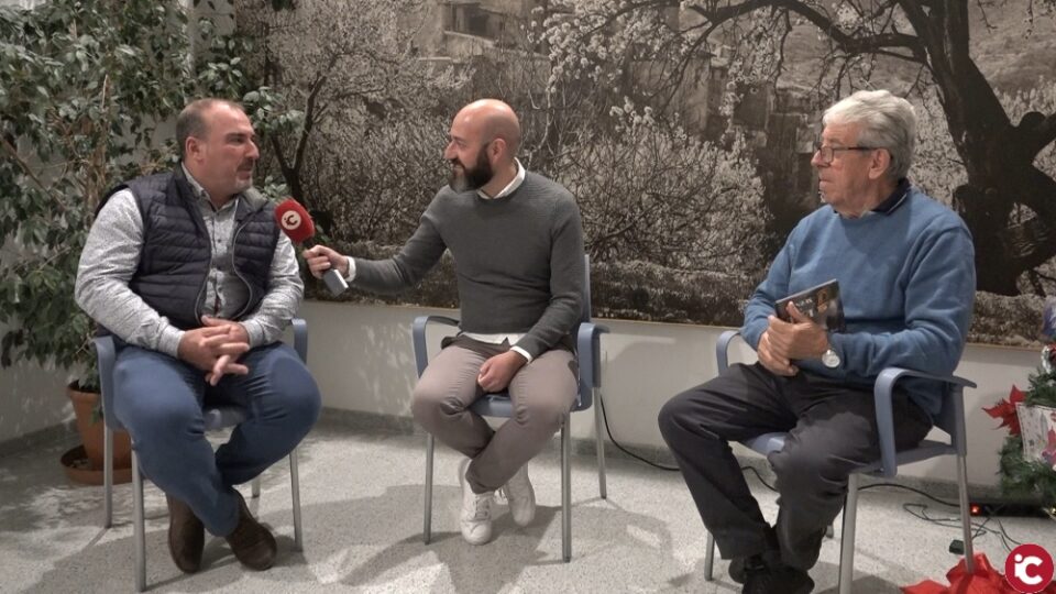 Danses Reinat Moro i Reinat Cristià i parlem amb els dolçainers Rafa Verdú i José Antonio Carbonell