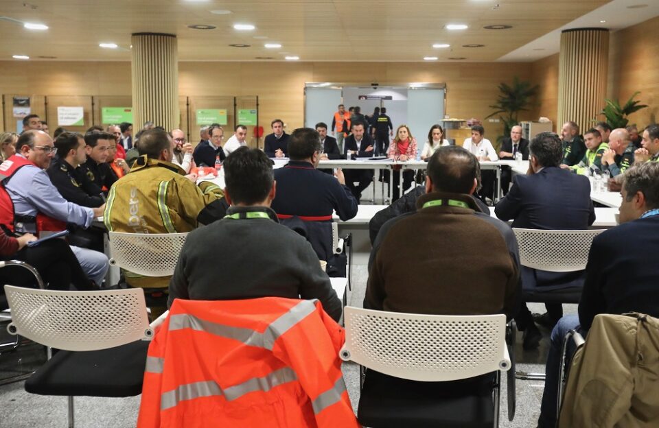 Un incendio obliga a desalojar el aeropuerto de Alicante-Elche