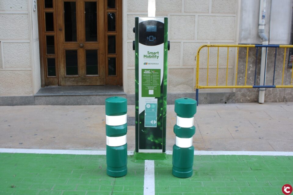 Novelda instala la primera estación de recarga pública para vehículos eléctricos de la comarca