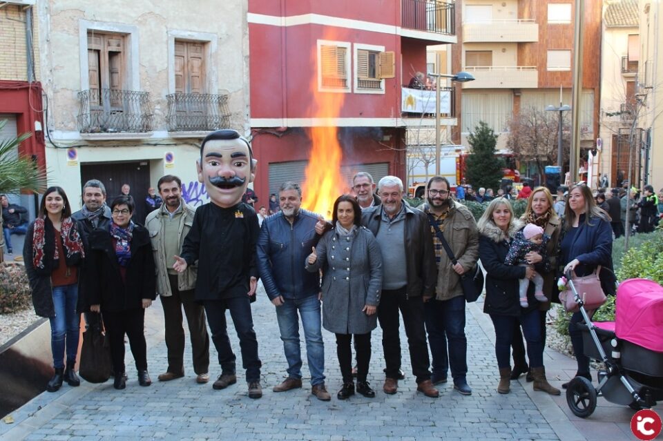 El encendido de la hoguera inicia los principales actos de San Antón