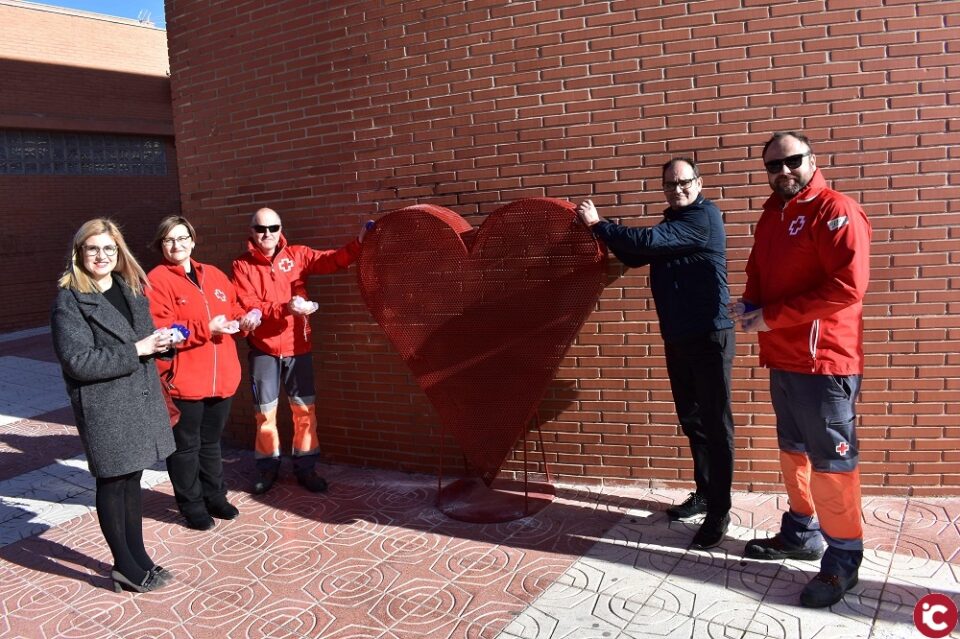 Petrer instala dos grande contenedores en forma de corazón para recoger tapones a beneficio de Cruz Roja