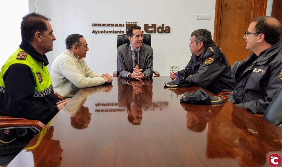 El alcalde Rubén Alfaro recibe al nuevo comisario de la Policía Nacional en Elda